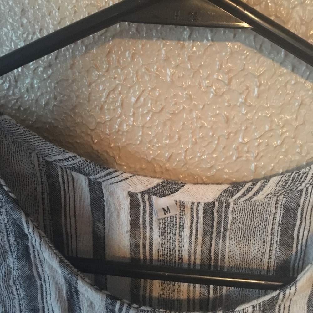 Linen Split Side Top - Picture 3 of 4